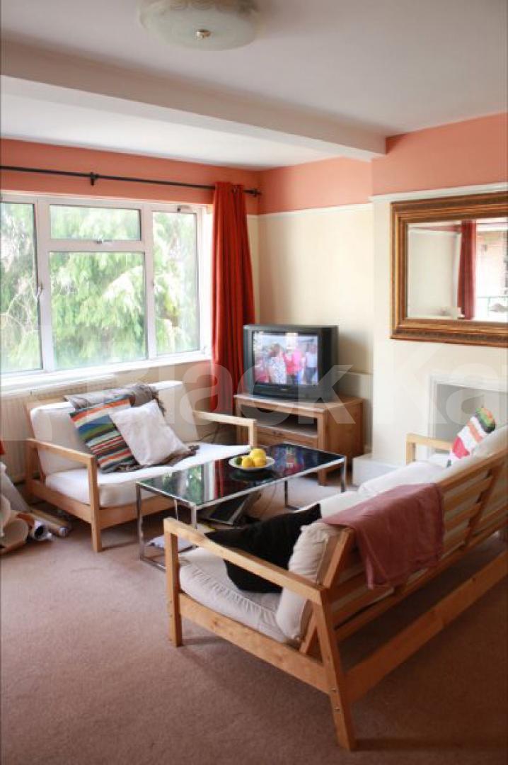 			4 Bedroom, 1 bath, 1 reception Flat			 Kelland Close, Park Road, CROUCH END